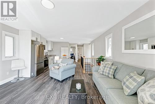 8 Valley Road, Whitchurch-Stouffville, ON - Indoor Photo Showing Living Room