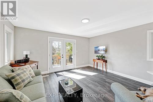 8 Valley Road, Whitchurch-Stouffville, ON - Indoor Photo Showing Living Room