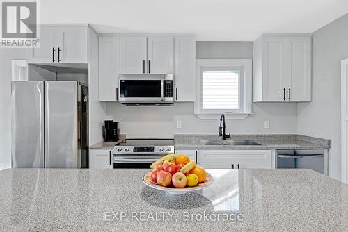 8 Valley Road, Whitchurch-Stouffville, ON - Indoor Photo Showing Kitchen With Upgraded Kitchen