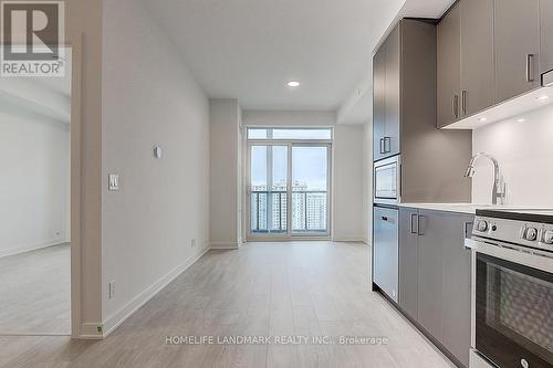 A1606 - 30 Upper Mall Way, Vaughan, ON - Indoor Photo Showing Kitchen