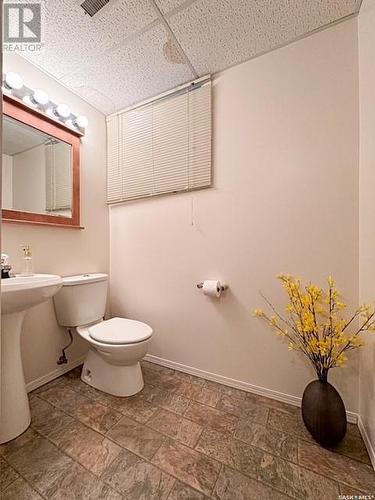 251&255 17Th Avenue Ne, Swift Current, SK - Indoor Photo Showing Bathroom