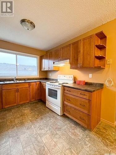 251&255 17Th Avenue Ne, Swift Current, SK - Indoor Photo Showing Kitchen