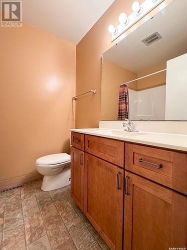 251&255 17Th Avenue Ne, Swift Current, SK - Indoor Photo Showing Bathroom