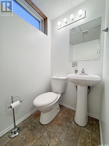 251&255 17Th Avenue Ne, Swift Current, SK - Indoor Photo Showing Bathroom