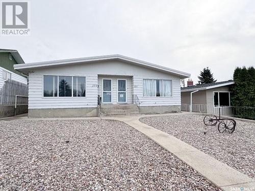 251&255 17Th Avenue Ne, Swift Current, SK - Outdoor