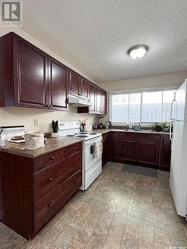 251&255 17Th Avenue Ne, Swift Current, SK - Indoor Photo Showing Kitchen With Double Sink