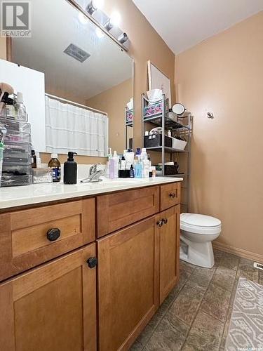 251&255 17Th Avenue Ne, Swift Current, SK - Indoor Photo Showing Bathroom