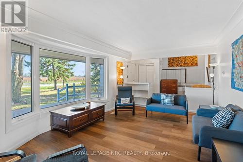 1940 Wagg Road, Niagara-On-The-Lake (102 - Lakeshore), ON - Indoor Photo Showing Living Room