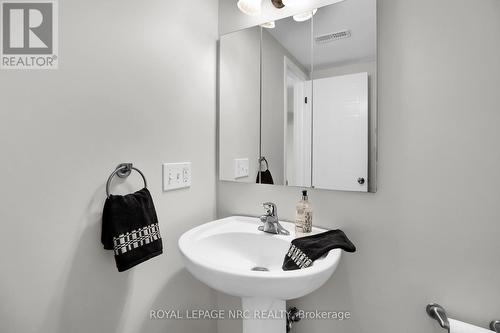 1 Colbey Street, St. Catharines (451 - Downtown), ON - Indoor Photo Showing Bathroom