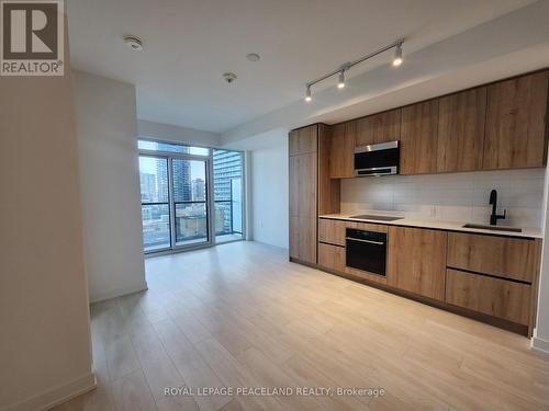 1613 - 127 Broadway Avenue, Toronto, ON - Indoor Photo Showing Kitchen