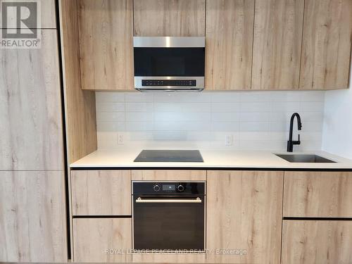 1613 - 127 Broadway Avenue, Toronto, ON - Indoor Photo Showing Kitchen