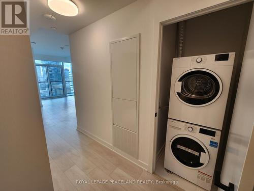 1613 - 127 Broadway Avenue, Toronto, ON - Indoor Photo Showing Laundry Room