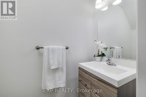 577 Goldenrod Lane, Kitchener, ON - Indoor Photo Showing Bathroom