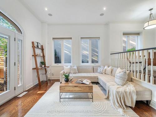 53 Parkhurst Blvd E, Toronto, ON - Indoor Photo Showing Living Room