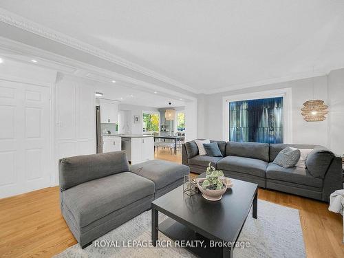 8 Grace Crt, Caledon, ON - Indoor Photo Showing Living Room