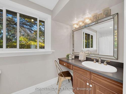 8 Grace Crt, Caledon, ON - Indoor Photo Showing Bathroom