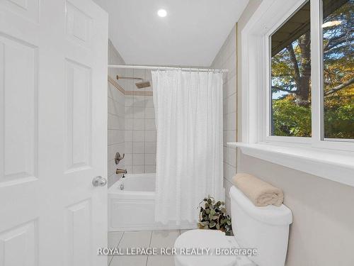 8 Grace Crt, Caledon, ON -  Photo Showing Bathroom