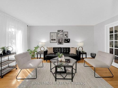 8 Grace Crt, Caledon, ON - Indoor Photo Showing Living Room