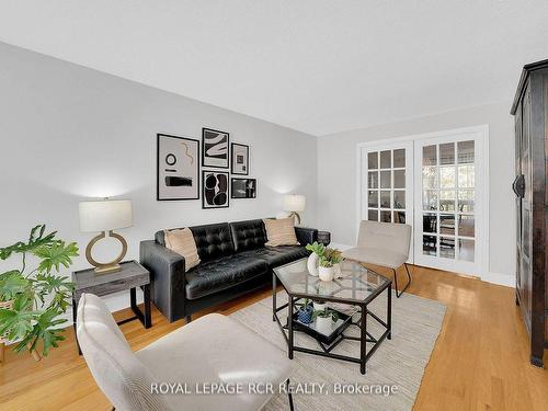 8 Grace Crt, Caledon, ON - Indoor Photo Showing Living Room