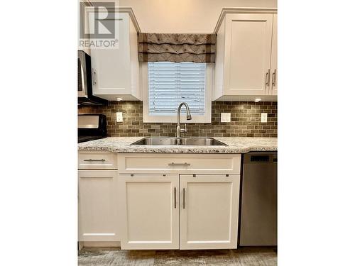 8300 Gallagher Lake Frontage Road Unit# 82, Oliver, BC - Indoor Photo Showing Kitchen With Double Sink