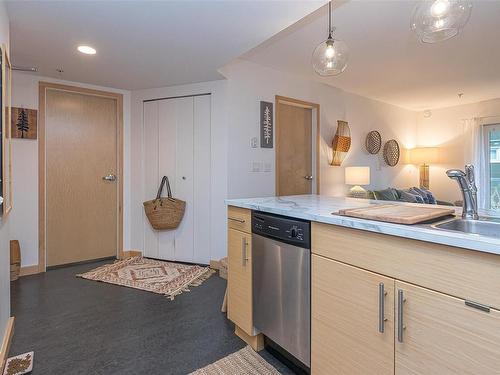 205-787 Tyee Rd, Victoria, BC - Indoor Photo Showing Kitchen