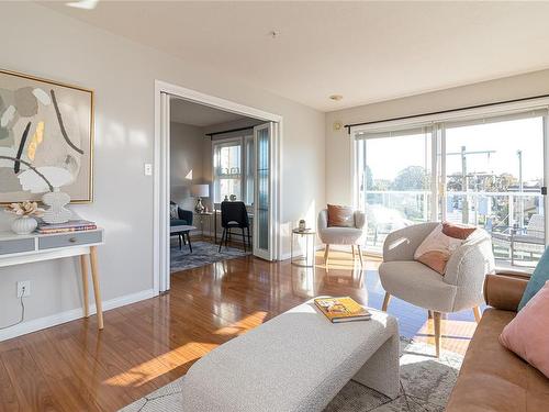 401-1536 Hillside Ave, Victoria, BC - Indoor Photo Showing Living Room