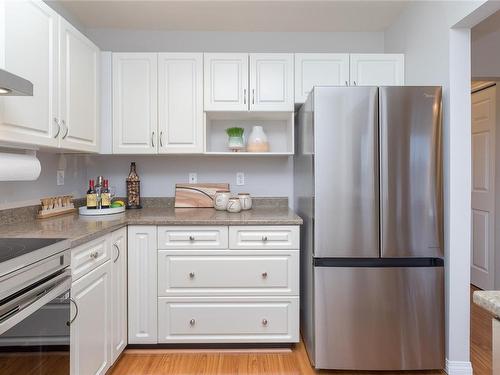 401-1536 Hillside Ave, Victoria, BC - Indoor Photo Showing Kitchen With Stainless Steel Kitchen