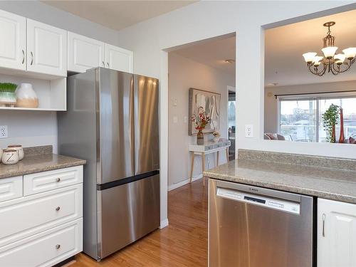 401-1536 Hillside Ave, Victoria, BC - Indoor Photo Showing Kitchen