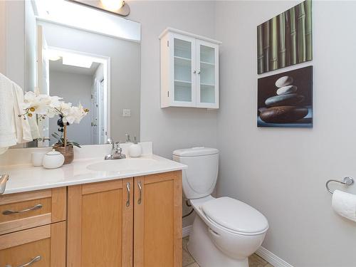 401-1536 Hillside Ave, Victoria, BC - Indoor Photo Showing Bathroom