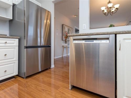 401-1536 Hillside Ave, Victoria, BC - Indoor Photo Showing Kitchen