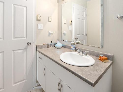 202-2555 Dingwall St, Duncan, BC - Indoor Photo Showing Bathroom