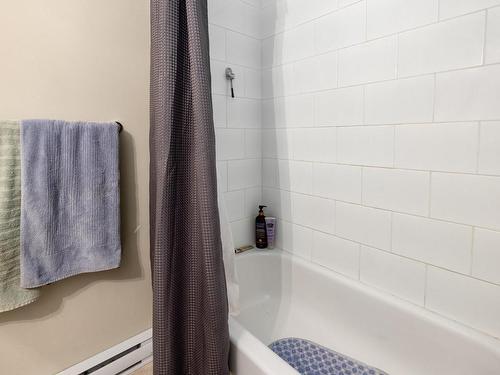 202-2555 Dingwall St, Duncan, BC - Indoor Photo Showing Bathroom