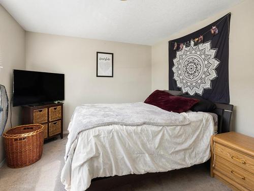 202-2555 Dingwall St, Duncan, BC - Indoor Photo Showing Bedroom