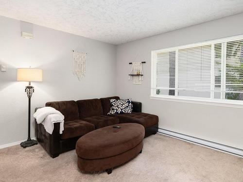 202-2555 Dingwall St, Duncan, BC - Indoor Photo Showing Living Room