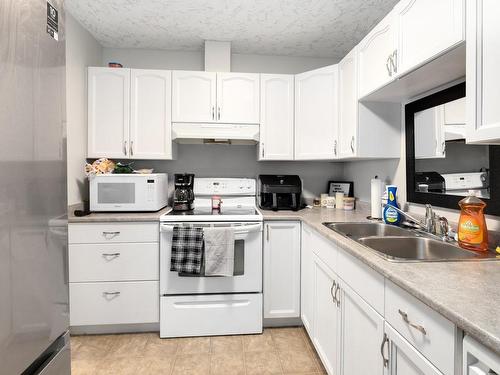 202-2555 Dingwall St, Duncan, BC - Indoor Photo Showing Kitchen With Double Sink