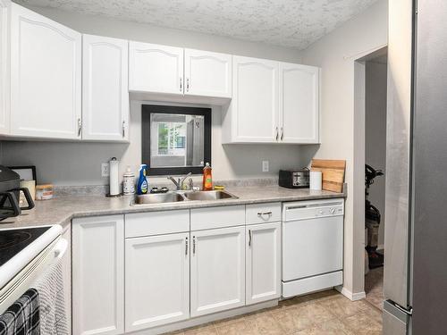 202-2555 Dingwall St, Duncan, BC - Indoor Photo Showing Kitchen With Double Sink