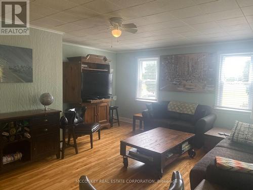 1588 Monaghan Road, Peterborough (Downtown), ON - Indoor Photo Showing Living Room