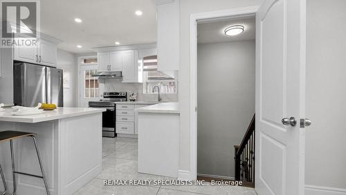 16 Drake Boulevard, Brampton, ON - Indoor Photo Showing Kitchen With Upgraded Kitchen