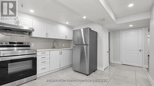 16 Drake Boulevard, Brampton, ON - Indoor Photo Showing Kitchen