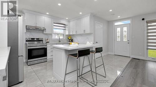 16 Drake Boulevard, Brampton, ON - Indoor Photo Showing Kitchen