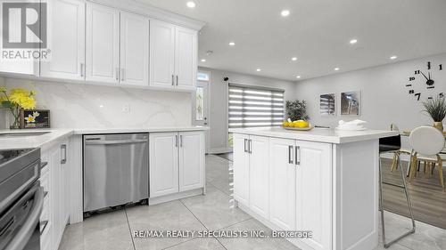 16 Drake Boulevard, Brampton, ON - Indoor Photo Showing Kitchen With Upgraded Kitchen