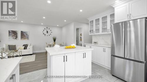 16 Drake Boulevard, Brampton, ON - Indoor Photo Showing Kitchen