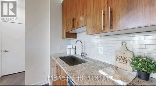 1709 - 4099 Brickstone Mews, Mississauga, ON - Indoor Photo Showing Kitchen With Upgraded Kitchen