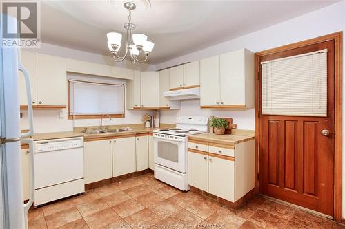 7026 Wyandotte Street East, Windsor, ON - Indoor Photo Showing Kitchen With Double Sink