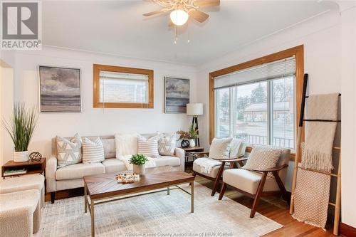 7026 Wyandotte Street East, Windsor, ON - Indoor Photo Showing Living Room