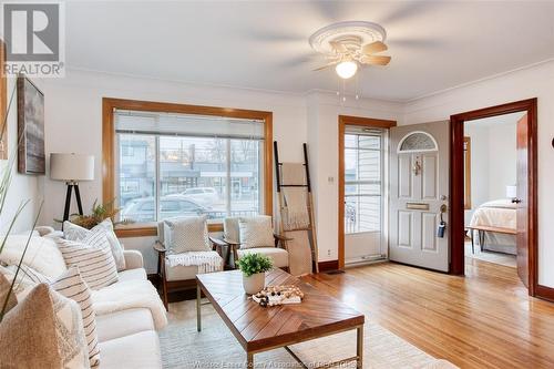 7026 Wyandotte Street East, Windsor, ON - Indoor Photo Showing Living Room