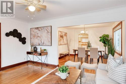 7026 Wyandotte Street East, Windsor, ON - Indoor Photo Showing Living Room