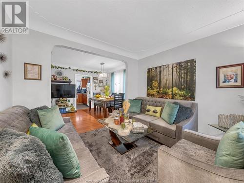 1054 Oak Street, Windsor, ON - Indoor Photo Showing Living Room