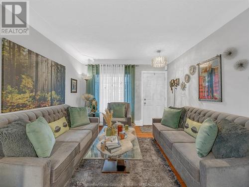 1054 Oak Street, Windsor, ON - Indoor Photo Showing Living Room