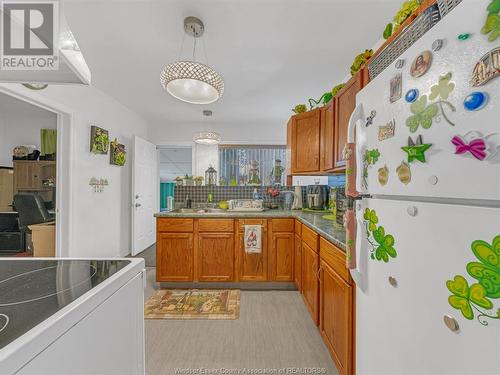 1054 Oak Street, Windsor, ON - Indoor Photo Showing Kitchen